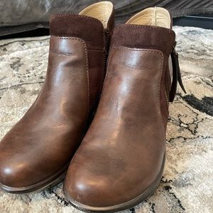 Jambi Brown leather booties size 8.5 Like new. Worn twice, snug on me.
